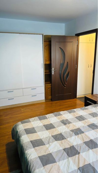 PROPRIETAR Vand apartament cu 2 camere,parter inalt + boxa