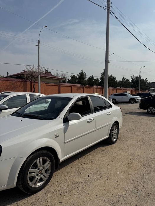 Lasetti sotiladi 2009 yil bir qo’l