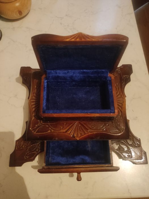 Деревянная шкатулка