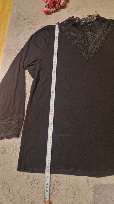 bluză neagră elegantă cu decolteu și manșete din  dantela