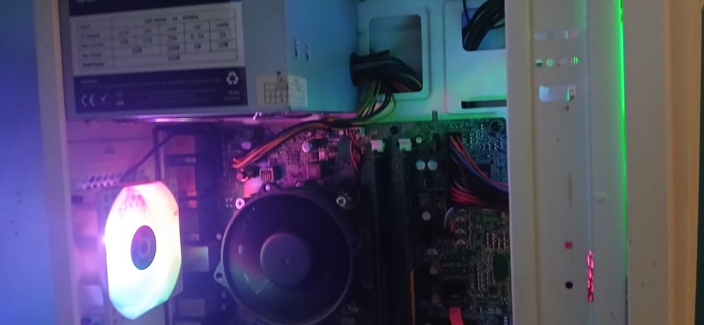 Vand pc specificatii in descriere