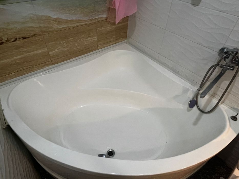 Продам угловую ванну