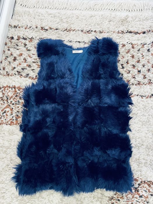 Vesta de blana și blugi