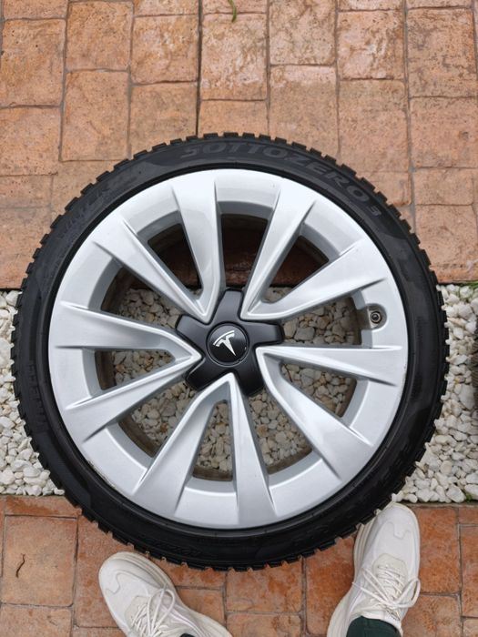 2 Roți / Jante 19" Tesla Model 3 + Anvelope Iarnă Pirelli + Senzori