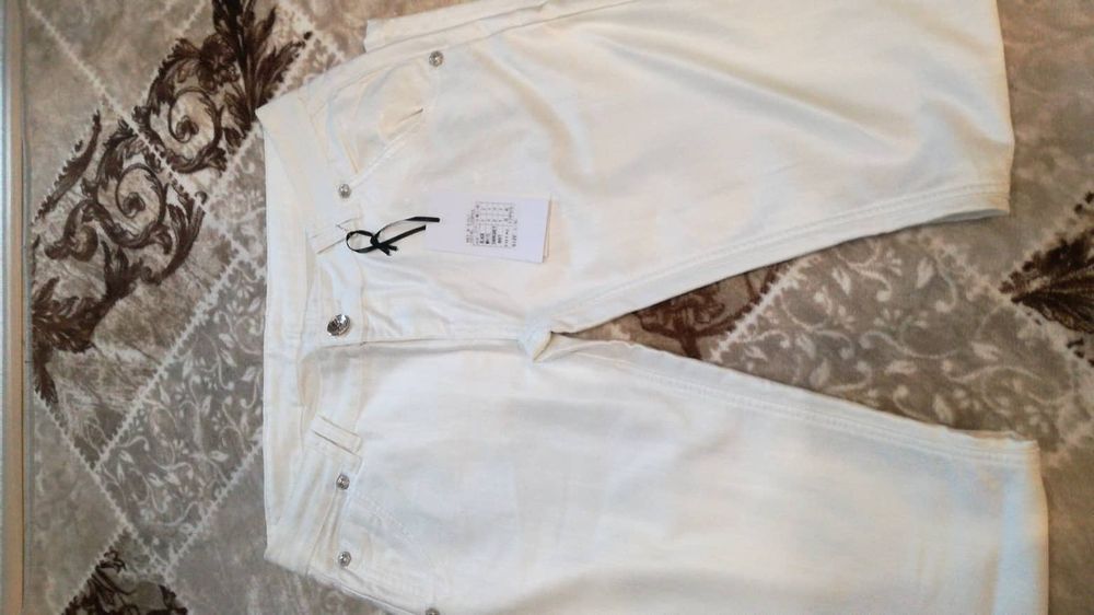 Ново бяло дънки  размер 33