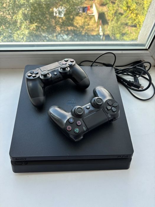 Продам PS 4 Slim 1tb
