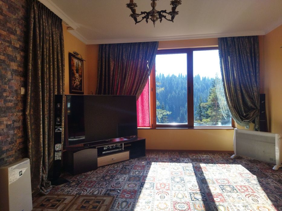 Продава тристаен апартамент в топ центъра на Пампорово