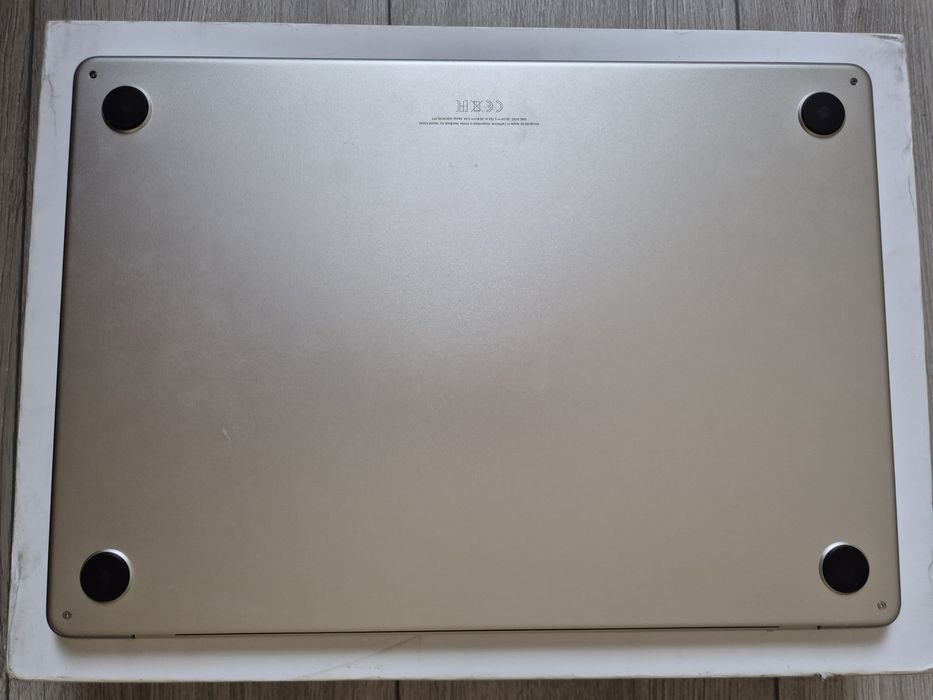 Macbook 2025 M4 15,3 inch 16GB RAM 512GB SD display nefunctional
 512GBSSD
 16GB RAM