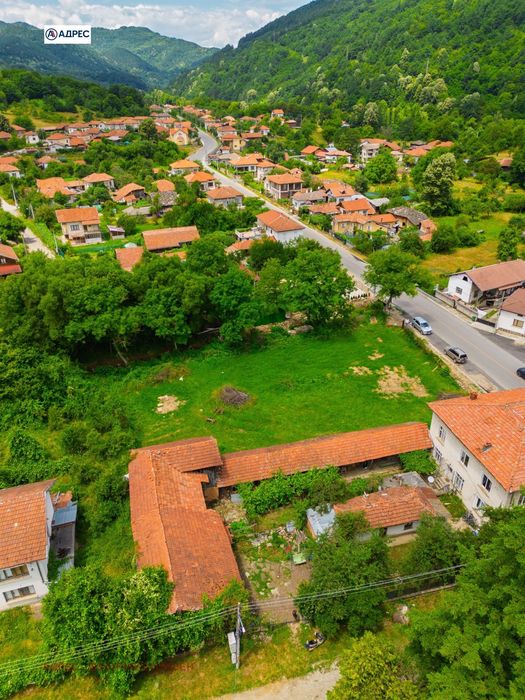 Парцел в Ловеч, област-гр.Априлци площ 1625 цена 150000