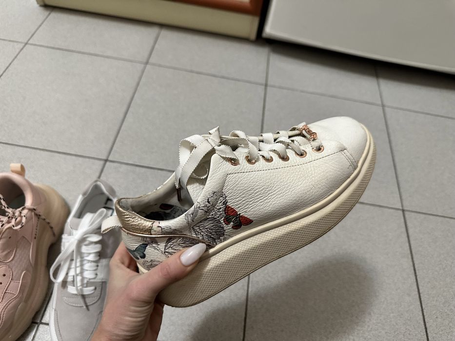 Дамски обувки, сандали, маратонки, лична колекция