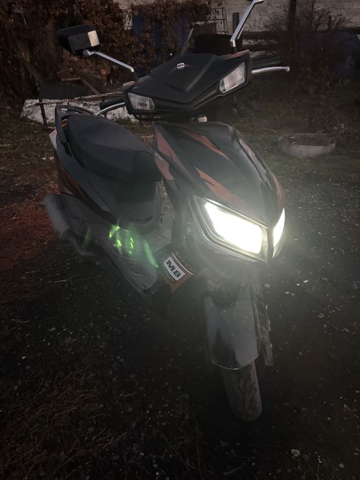 Продам скутер м8 125 кубов