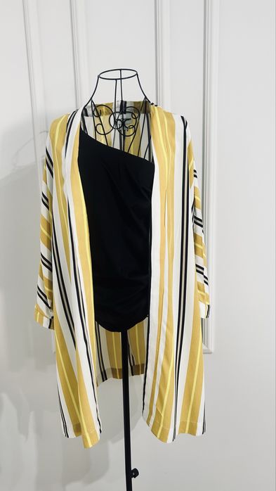 Kimono galben cu negru, în dungi.