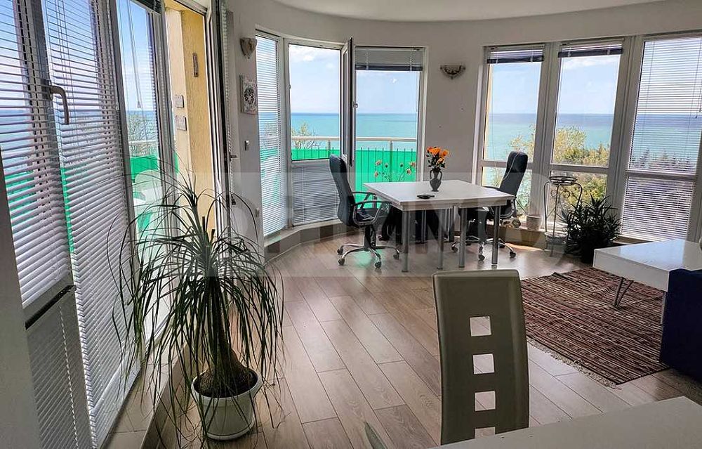 Двустаен апартамент с уникална морска гледка в град Бяла