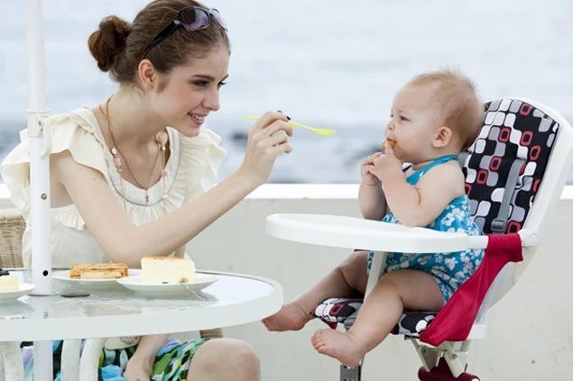 Компактно столче за хранене на бебе