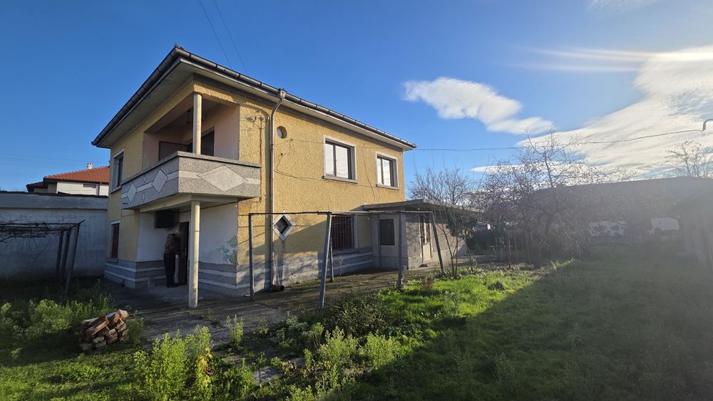 Двуетажна къща в с.Кочево, общ.Садово