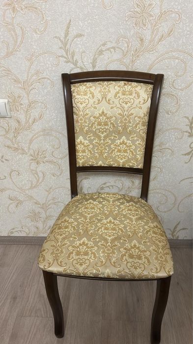 Стол со стульями