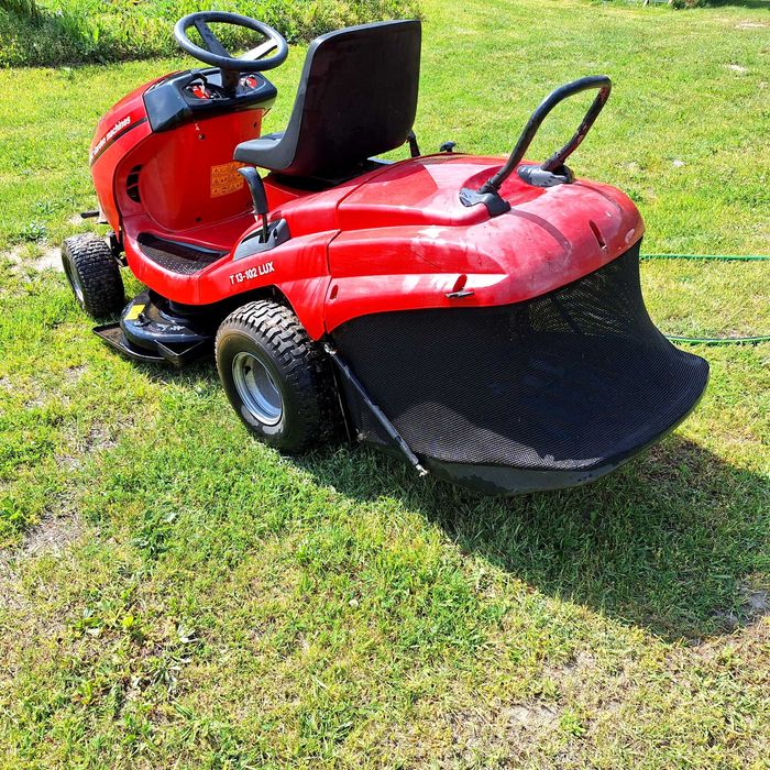 Tractoraș de tăiat iarbă