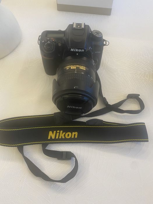 Продавам фотоспарат Nikon с 3 обектива