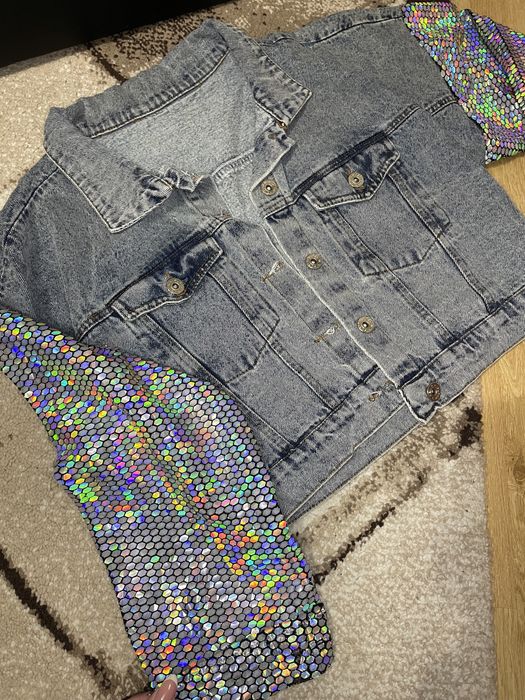 Дънково якенце с блестящи ръкави.