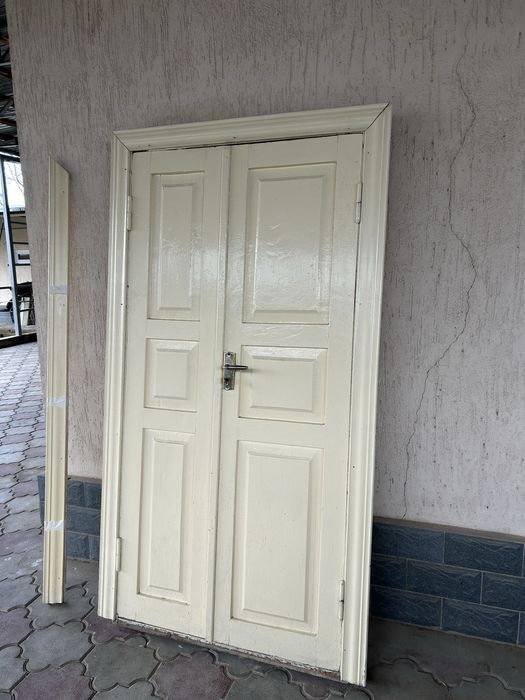 Дверь деревянный двух створчетый