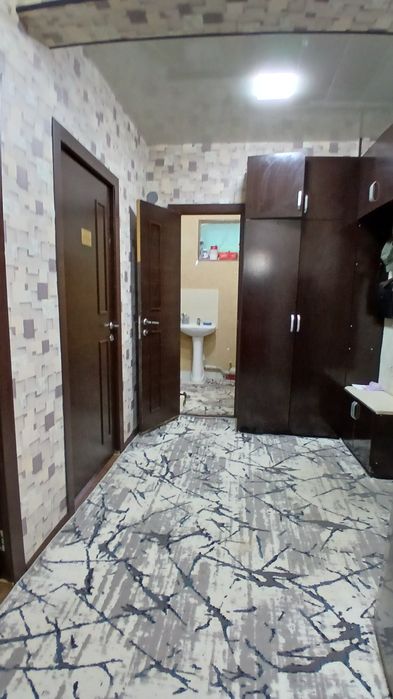 Karmana tumanida 2 xonali shinam uy sotiladi