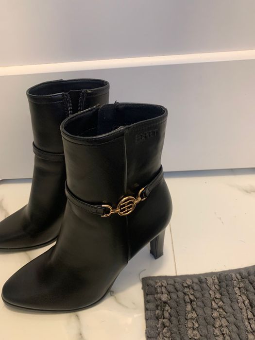 Pantofi cu toc vand urgent!!