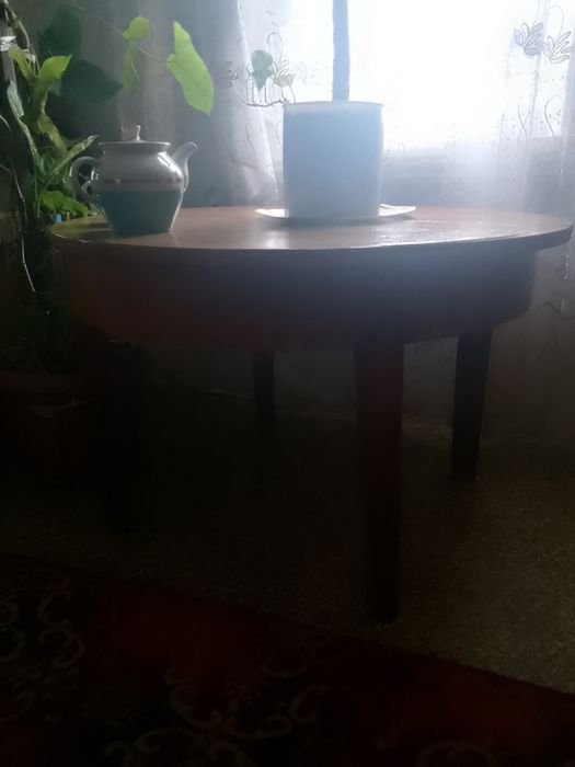 Стол круглый деревянный.