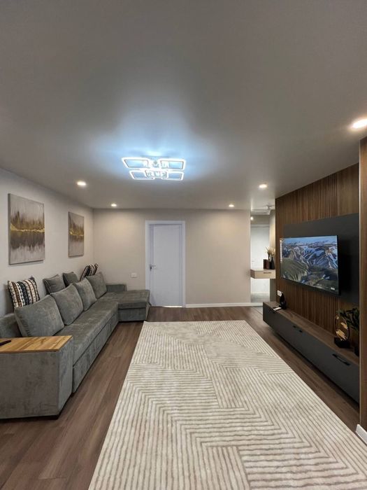 Ул. Мукимий.  2в3комнатная. Кирпич 2х6-балкон