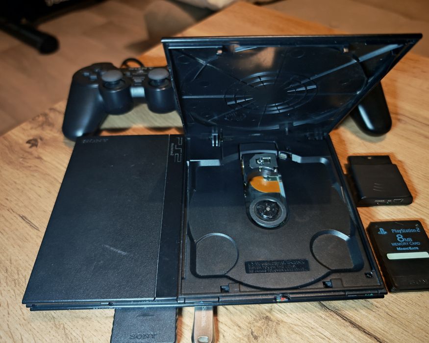 Продам Sony PlayStation 2 Slim SCPH-70004