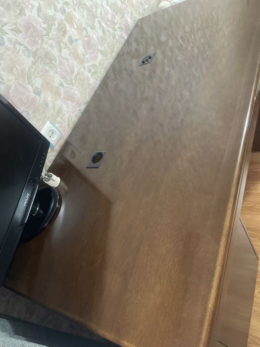 Стол письменный лакированный