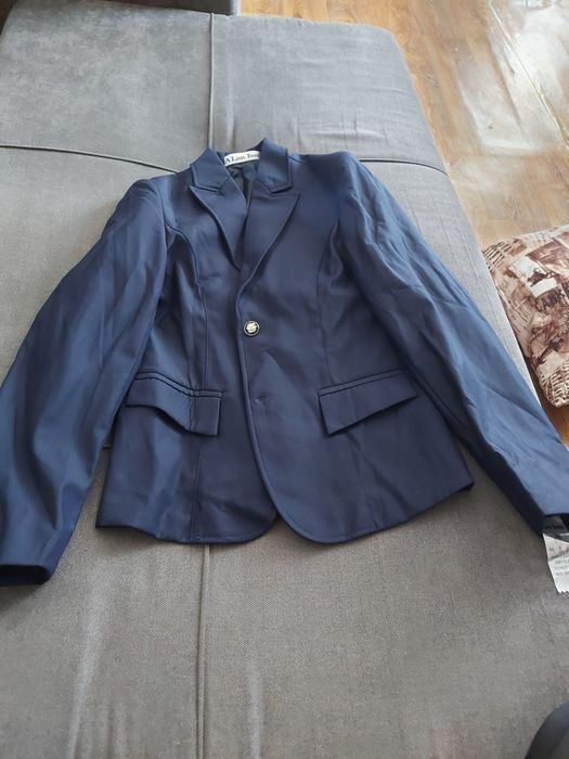 Продам пиджак  для девочки  новый