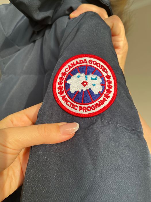 Продается женская куртка Canada Goose