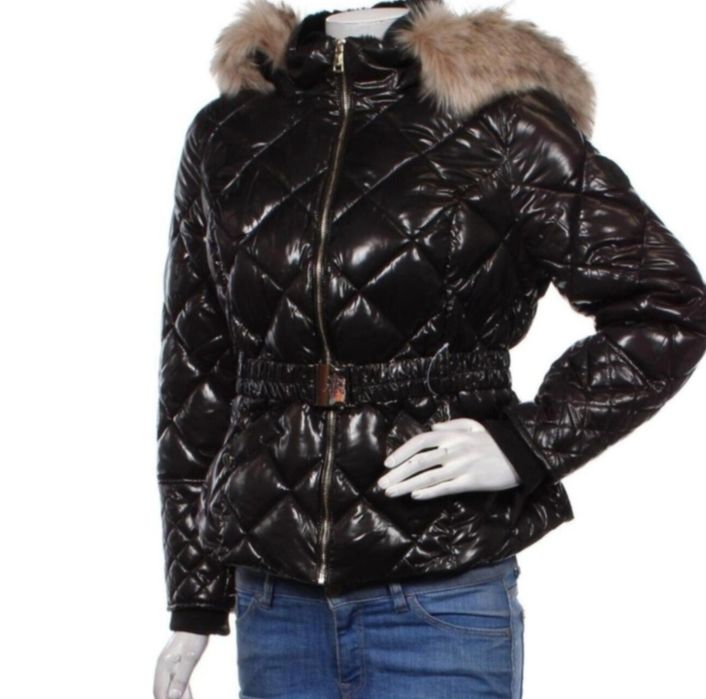 Черно зимно яке от River Island, със стилно излъчване и модерен дизайн