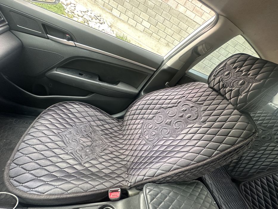 Чехлы в хорошем состояний универсальные