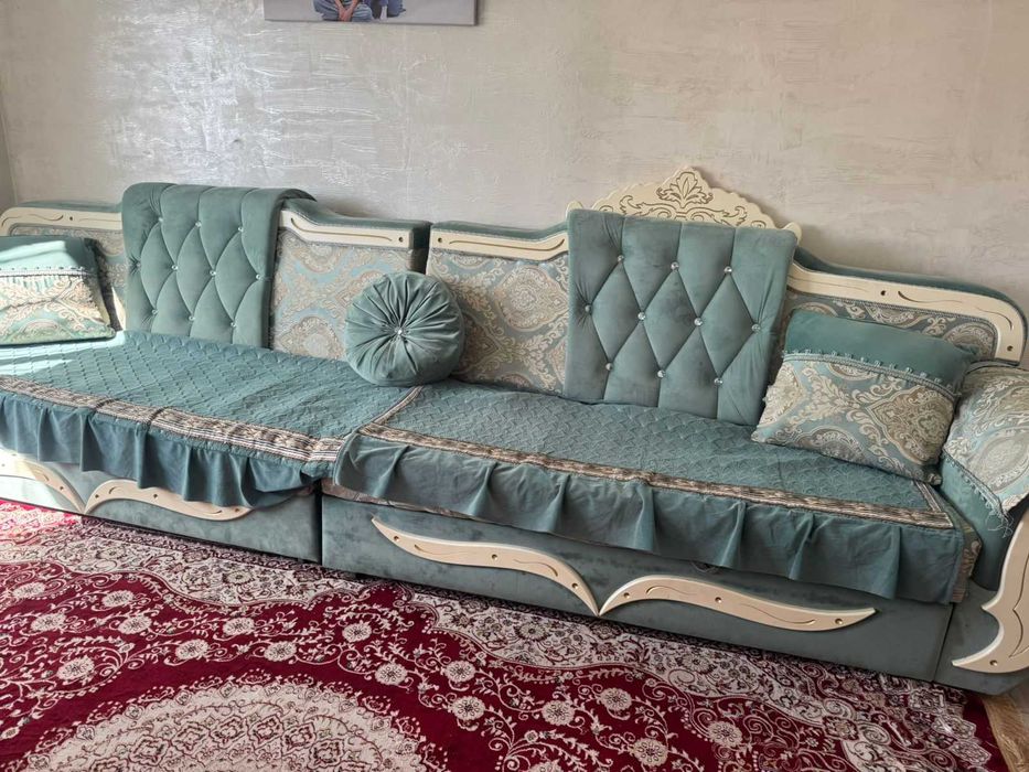 Продается диван для гостинной, дивандек в подарок.