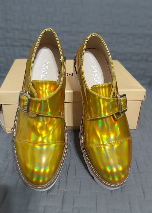 Pantofi cu platforma aurii