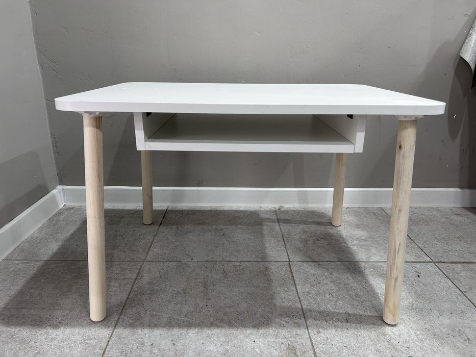 Детский стол и два стула