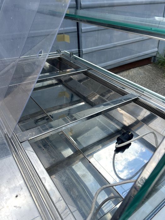 Хладилна витрина за салати