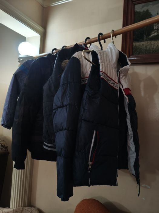 Продаю мальчиковые куртки и безрукавка