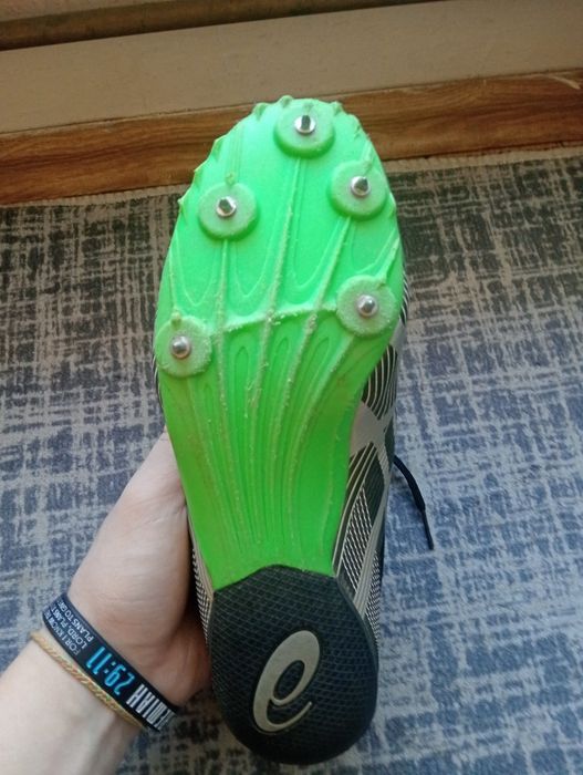 Vând cuie pentru atletism