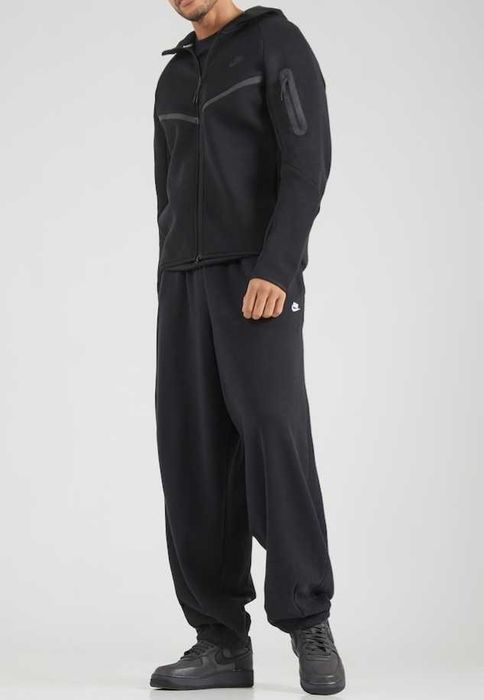Hanorac Nou original Nike Tech Fleece, made in Cambodgia, mar. M, culoare neagra