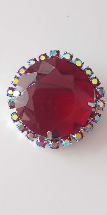 Красива "рубинена" брошка