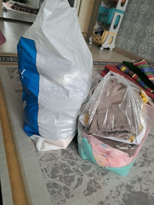Отдам 2 пакета вещей