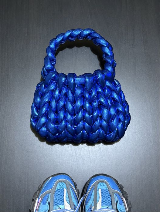 Тъмносиня лъскава плетена чанта