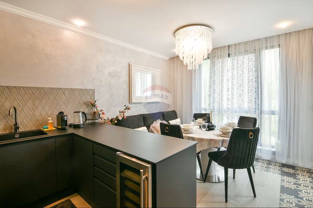 Дава се под наем Тристаен апартамент в к.к. Св.Св. Константин и Елена - 80 кв.м за 1500 € - Снимка #1