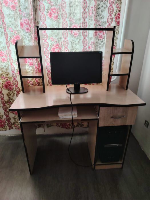 Компьтерный стол с компьютером