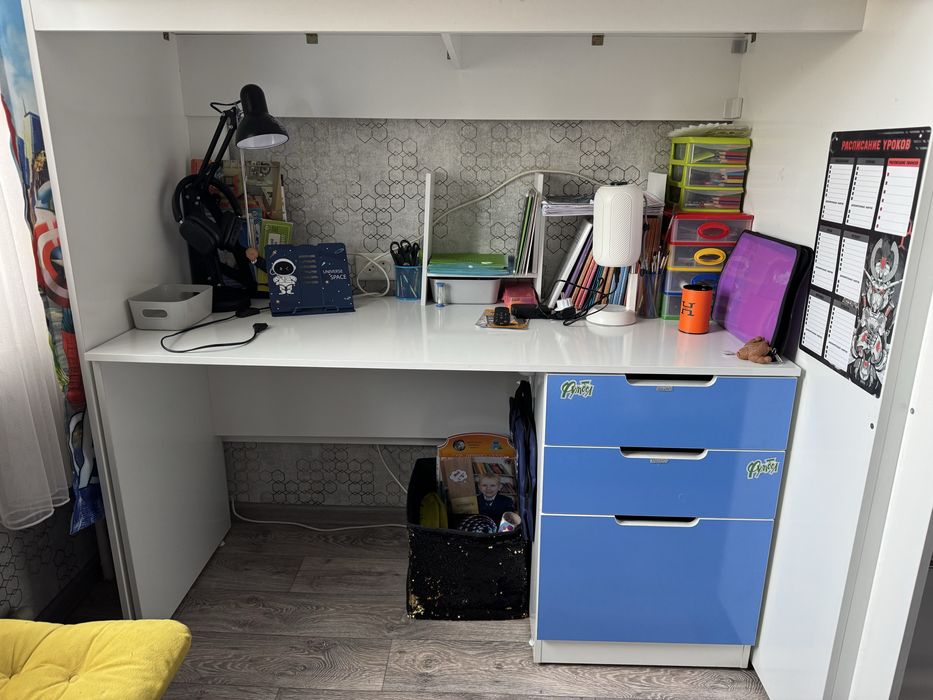 Кровать чердак, матрас, стол с ящиками