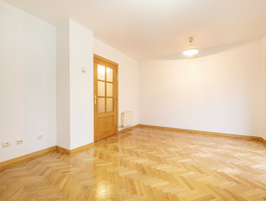 Zugrav calificat cu 19 ani de experienta.