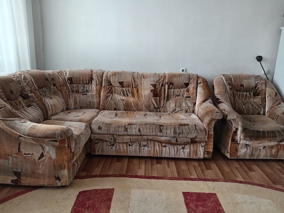 Продам угловой диван и кресло