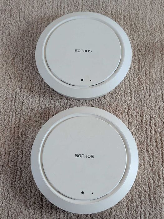 Router wireless Linksys Velop de tip Mesh si Sophos AP-55C